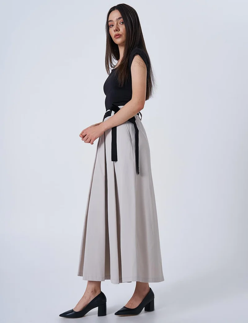Kayra تنورة مطوية Grosgrain بحزام حجري