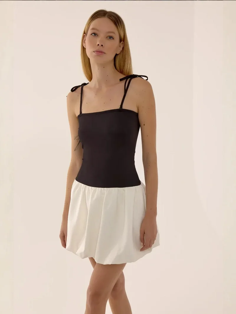 زوبعة فستان قصير ضيق بياقة مربعة وتنورة واسعة