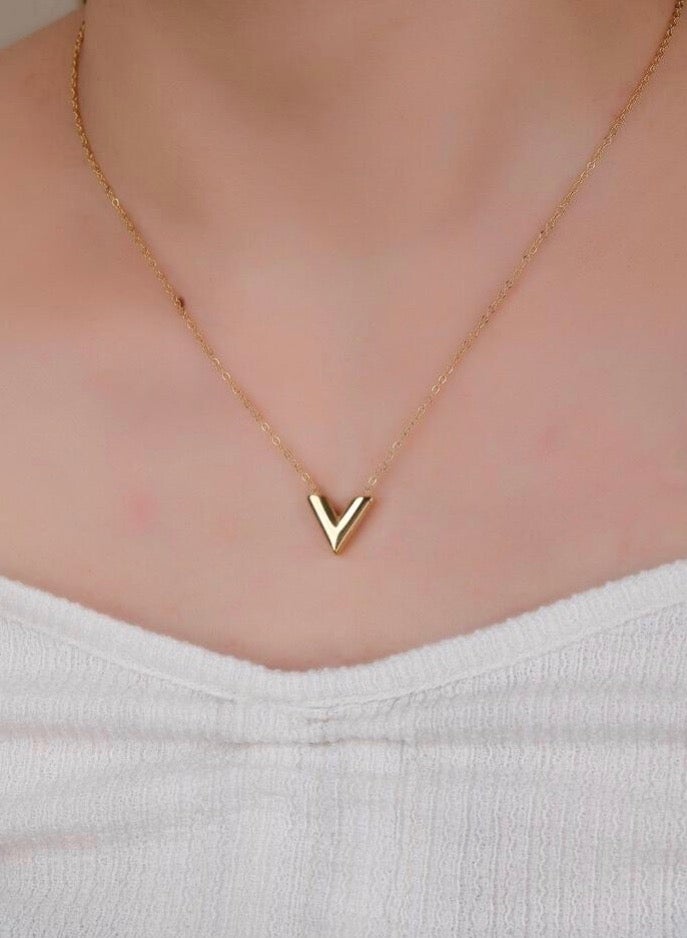 سلسال قلادة نسائية فاخرة من الاستانلس ستيل مطلية باللون الذهبي بتصميم عصري وأنيق - Image 1