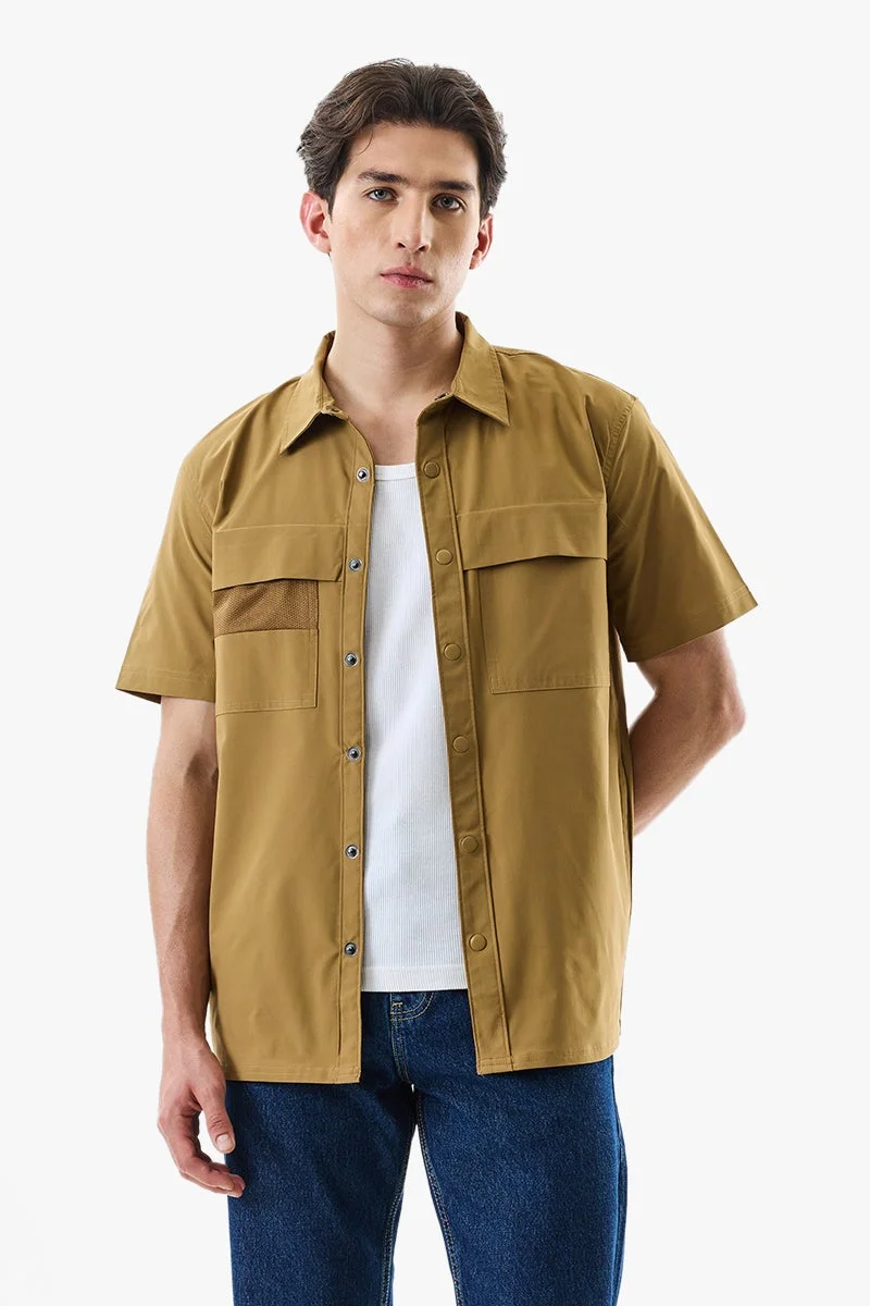 سنيتش قميص تقني بجيبين باللون الأصفر الخردلي