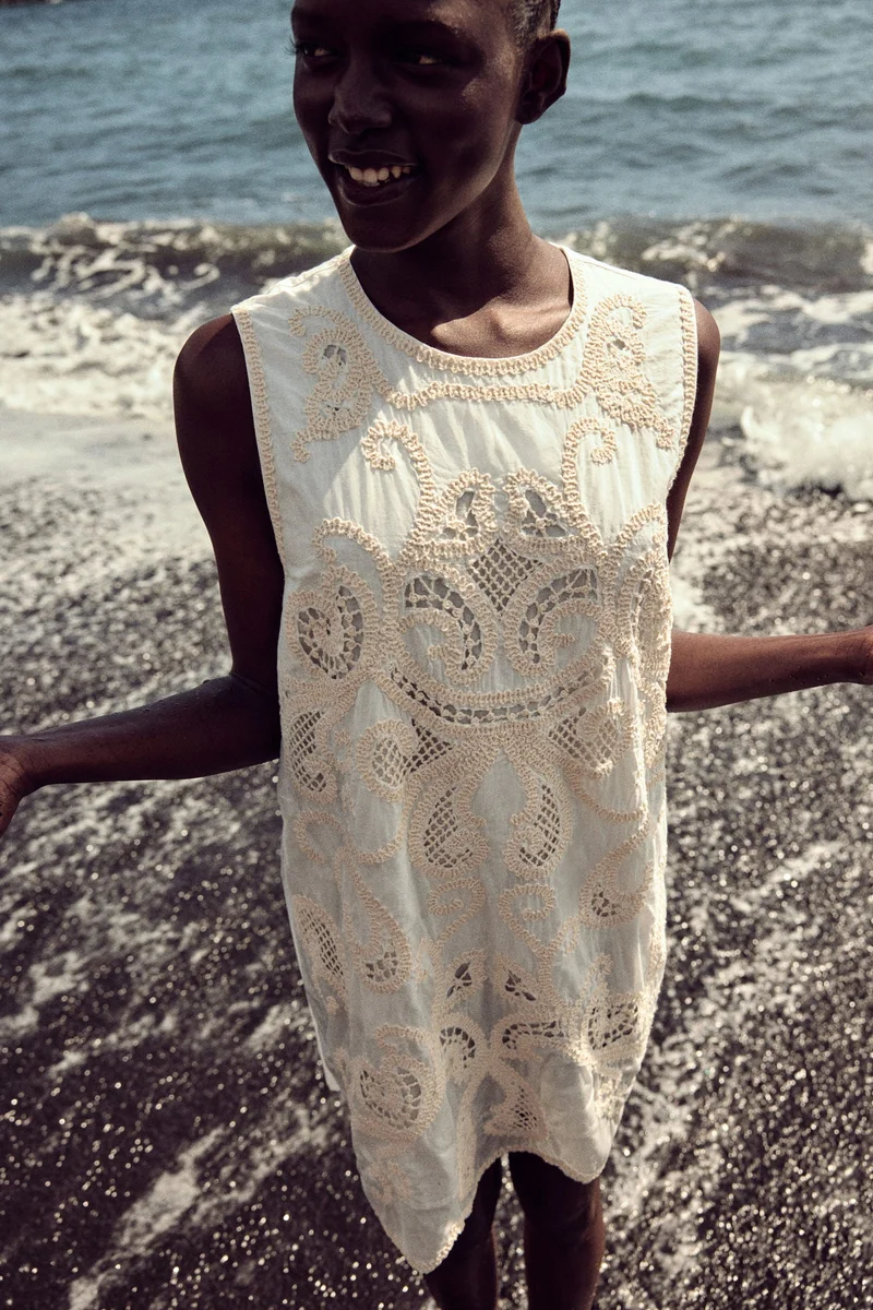 اتش اند ام فستان بتفاصيل ثقوب