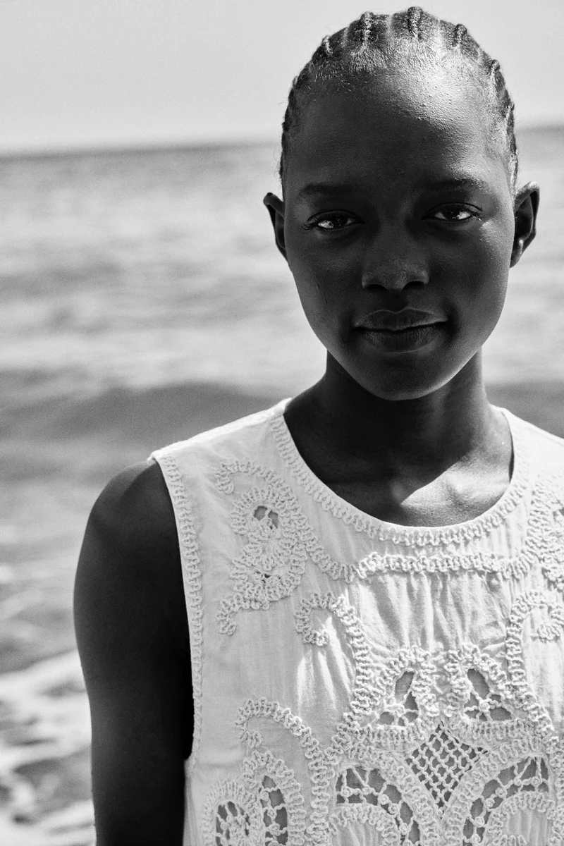 اتش اند ام فستان بتفاصيل ثقوب