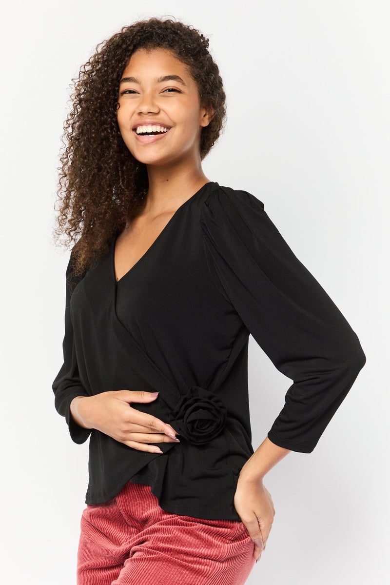 ADRIENNE VITTADINI بلوزة نسائية بياقة على شكل V، سوداء - Image 1