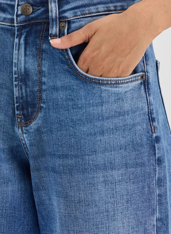 فيميلا جينز بأرجل واسعة وخصر متوسط