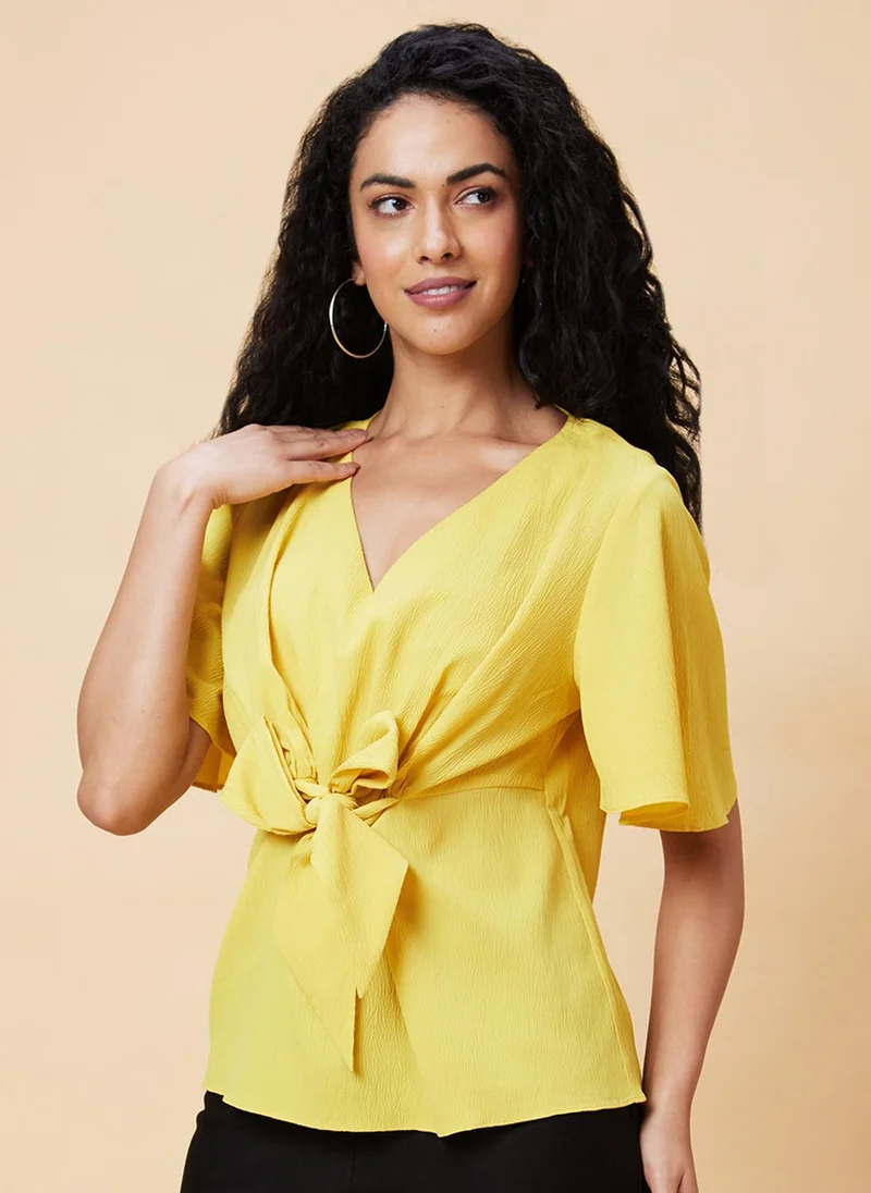 جلو باص بلوزة نسائية بياقة على شكل حرف  وتفاصيل ربط