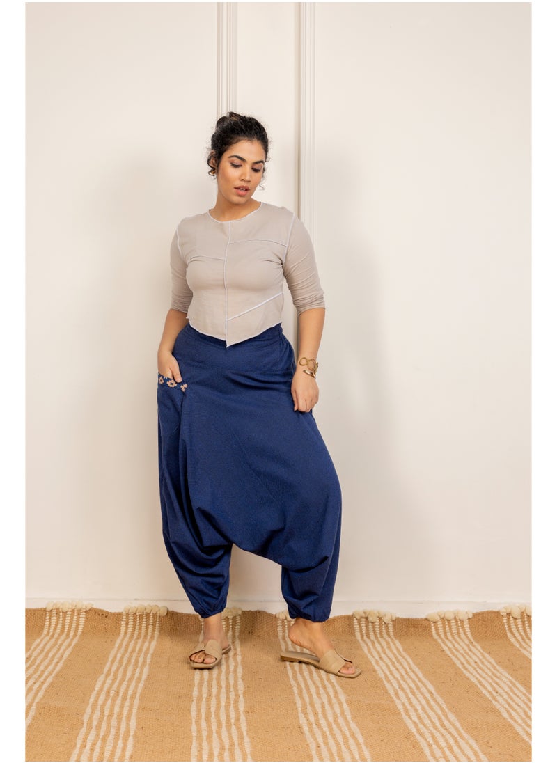 Swadesh Souq بنطلون هاريم نيلي مزخرف بباتش جانبي | ملابس يوجا وملابس كاجوال  - Image 2