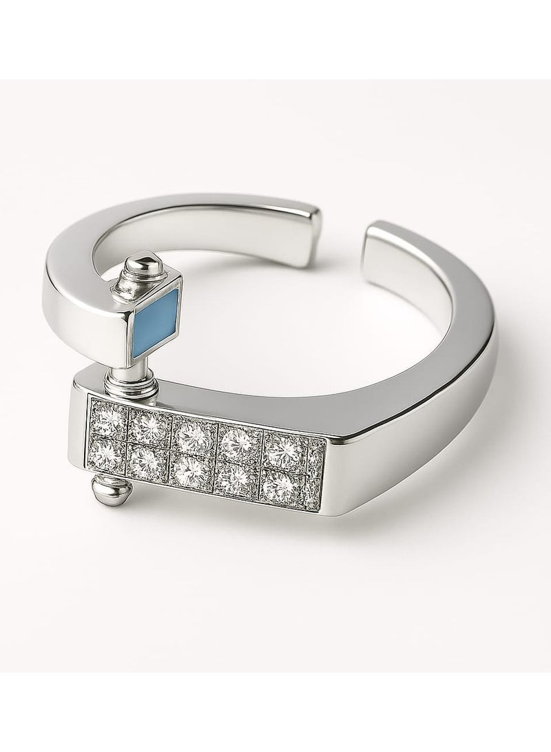 خاتم فاخر  أنيق - يتميز بتصميم يجمع بين الجرأة والرقي،  مع لمسات هندسية دقيقة تضيف طابعًا عصريًا فريدًا.   يُزين أحد طرفيه بحجر أزرق لامع مصقول داخل إطار مربع أنيق،  مصنوع من معدن عالي الجودة، ويمنحك إحساسًا بالتميز في كل مناسبة. - Image 1