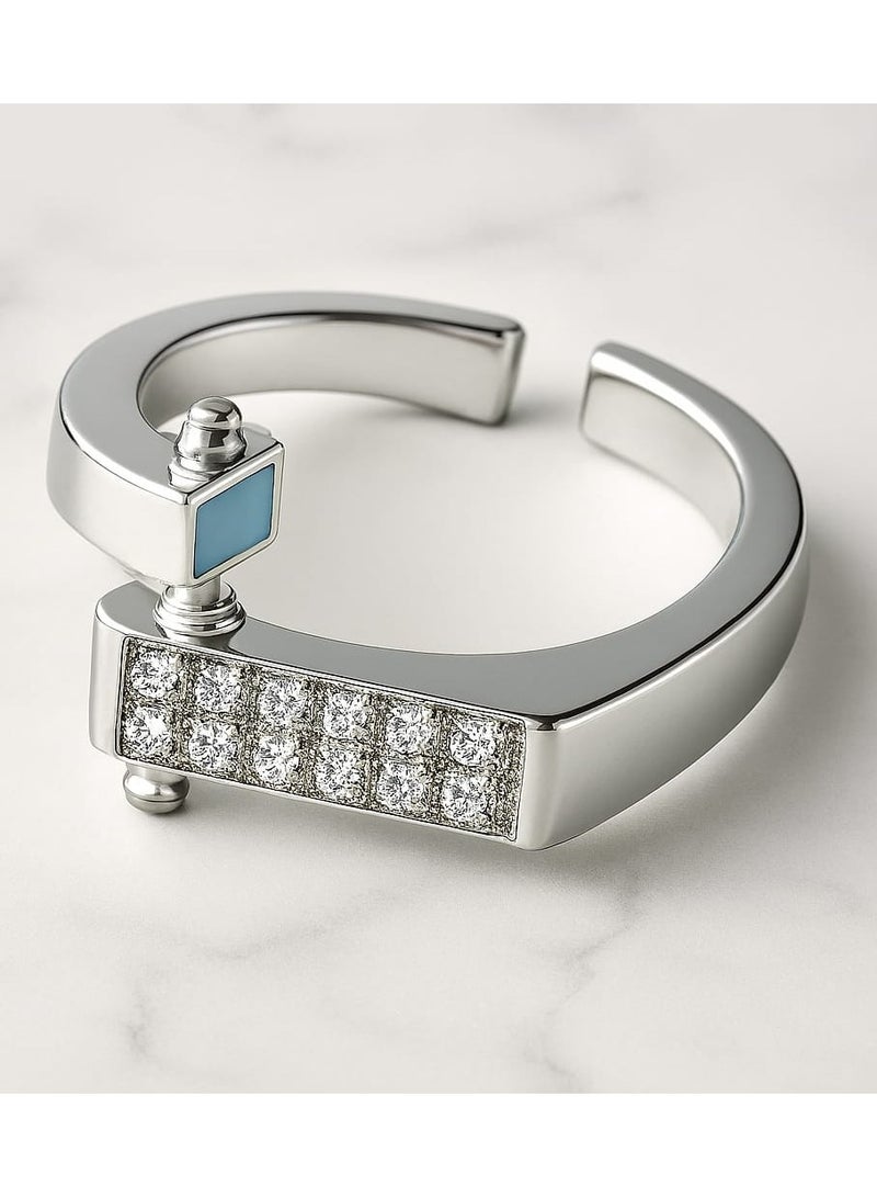 خاتم فاخر  أنيق - يتميز بتصميم يجمع بين الجرأة والرقي،  مع لمسات هندسية دقيقة تضيف طابعًا عصريًا فريدًا.   يُزين أحد طرفيه بحجر أزرق لامع مصقول داخل إطار مربع أنيق،  مصنوع من معدن عالي الجودة، ويمنحك إحساسًا بالتميز في كل مناسبة. - Image 2