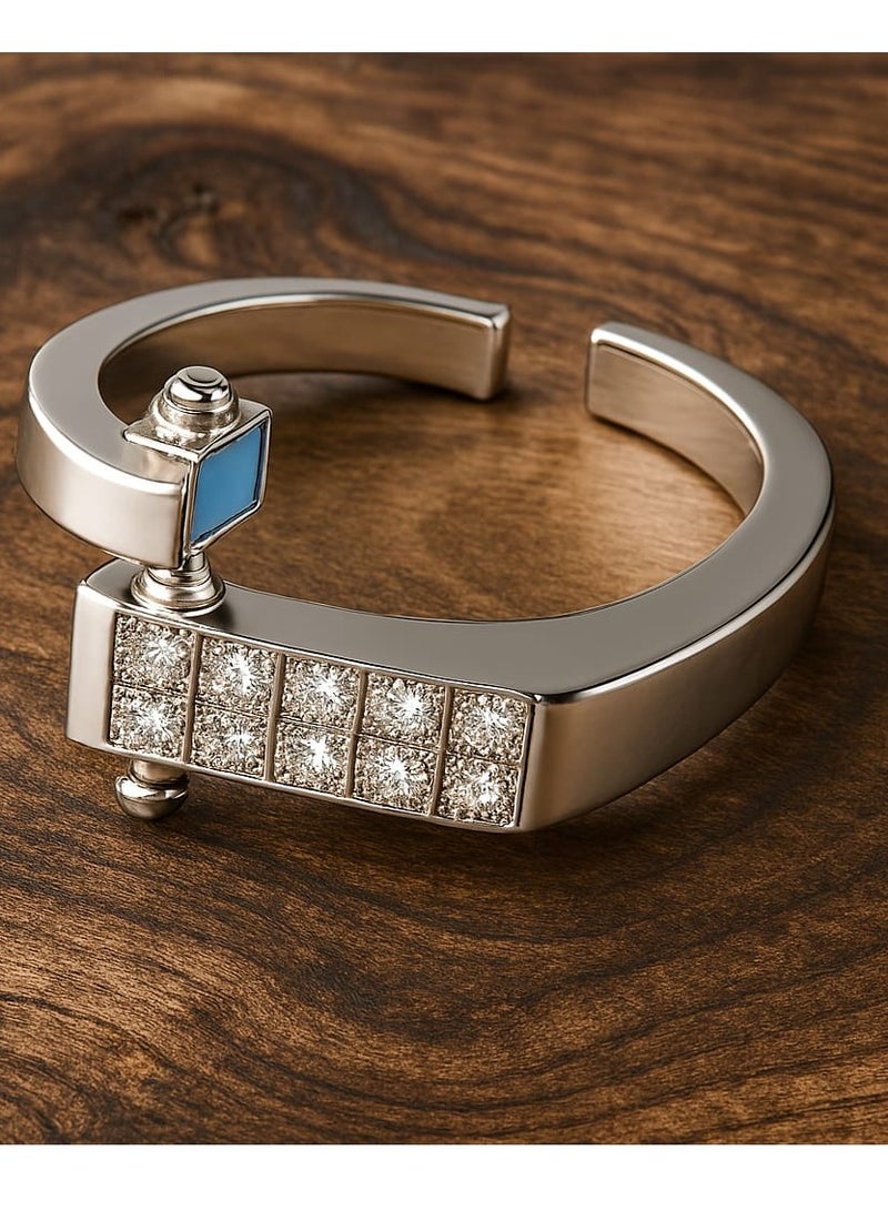 خاتم فاخر  أنيق - يتميز بتصميم يجمع بين الجرأة والرقي،  مع لمسات هندسية دقيقة تضيف طابعًا عصريًا فريدًا.   يُزين أحد طرفيه بحجر أزرق لامع مصقول داخل إطار مربع أنيق،  مصنوع من معدن عالي الجودة، ويمنحك إحساسًا بالتميز في كل مناسبة. - Image 5