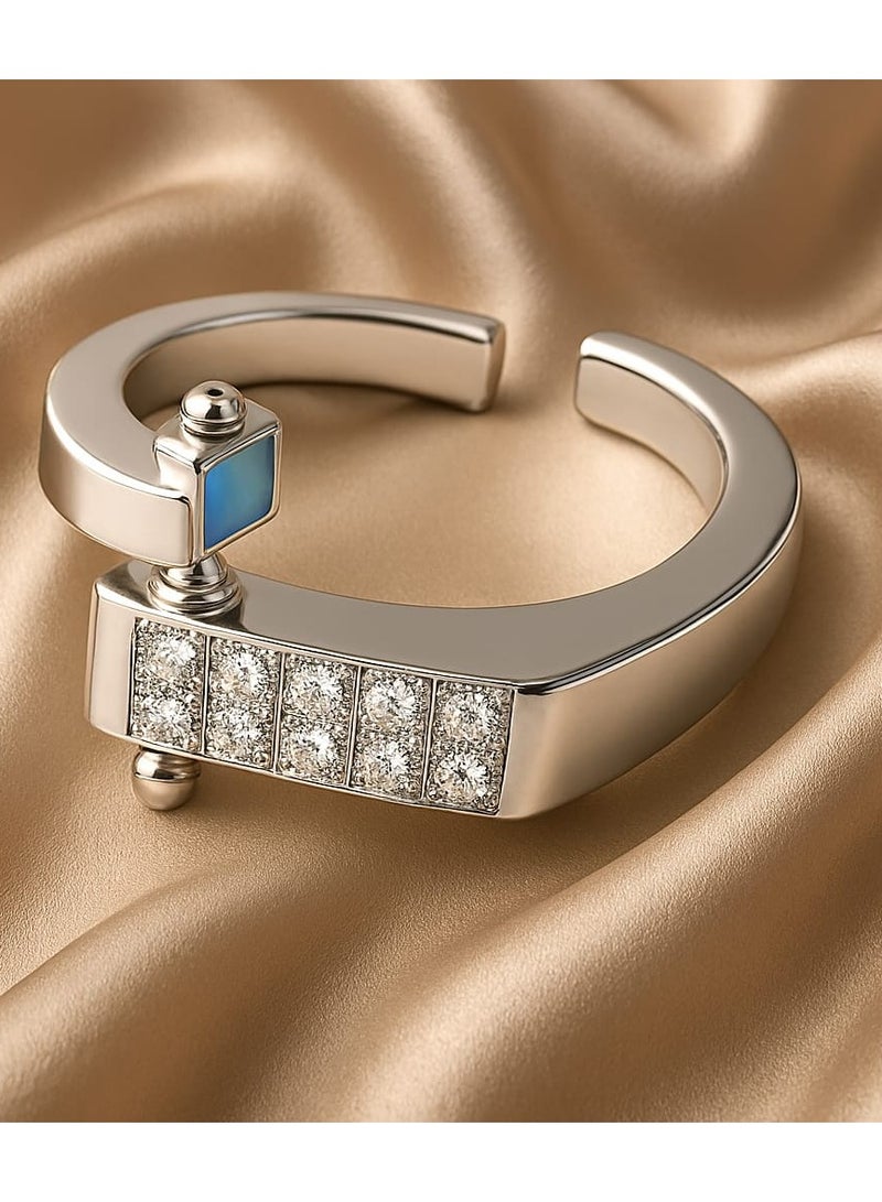 خاتم فاخر  أنيق - يتميز بتصميم يجمع بين الجرأة والرقي،  مع لمسات هندسية دقيقة تضيف طابعًا عصريًا فريدًا.   يُزين أحد طرفيه بحجر أزرق لامع مصقول داخل إطار مربع أنيق،  مصنوع من معدن عالي الجودة، ويمنحك إحساسًا بالتميز في كل مناسبة. - Image 4