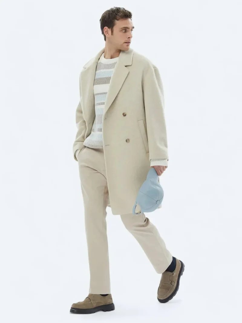 كيب معطف بيج فاتح واسع بقصة كبيرة وياقة مزدوجة الصدر ونسيج كلاسيكي