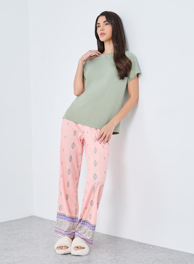 ستايلي طقم بيجامة بطبعة هندسية وأكمام مزينة بالدانتيل - Image 1