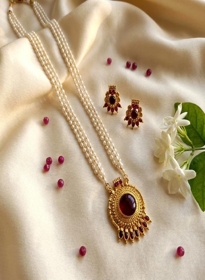 طقم عقد لؤلؤ تقليدي من AAIKU، سلسلة من 3 خطوط مع قلادة مطلية بالذهب العتيق، مجوهرات طويلة من الذهب واللؤلؤ الأبيض | مجوهرات صناعية للنساء والفتيات (أحمر، 32 بوصة) - Image 4