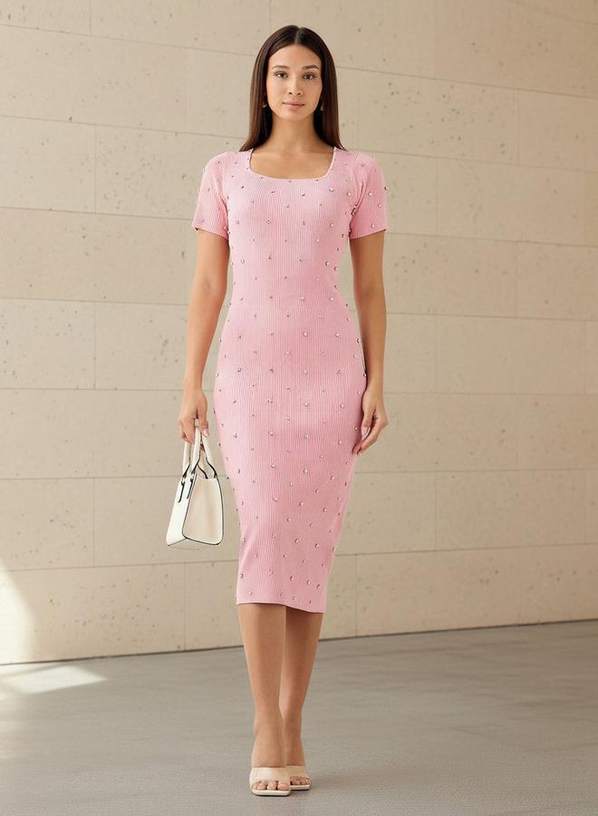 تواكستريمز فستان ميدي محبوك مزين بالكريستال بياقة مربعة - Image 1