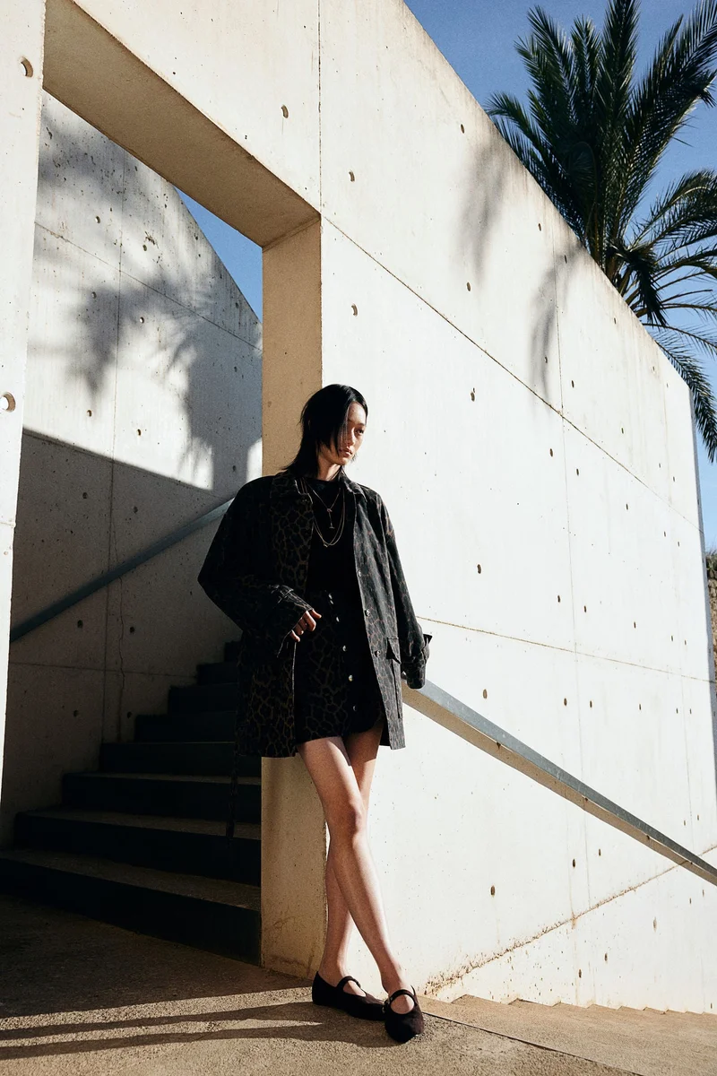 اتش اند ام تنورة قصيرة بتصميم