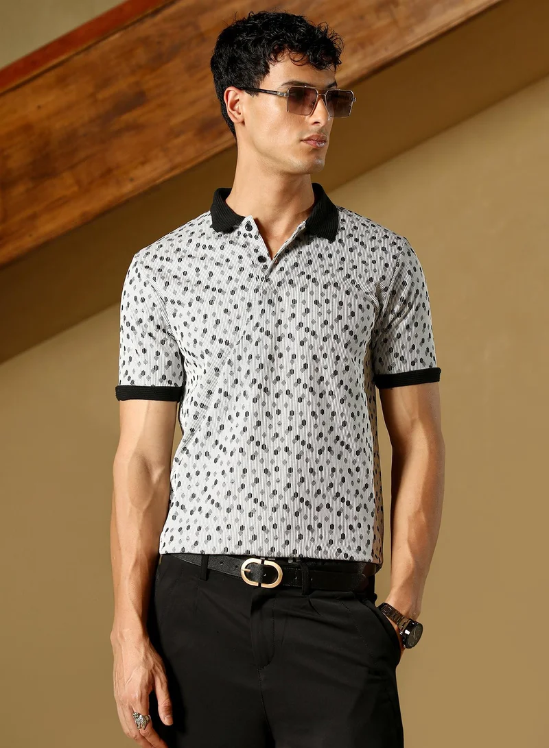 كامبوس سوترا تيشيرت بولو رجالي بنقشة الظل والبولكا بياقة بولو وأكمام قصيرة جاكار، بفتحة نصف أزرار وحافة مستقيمة، بنقشة هندسية جاكار، من نسيج محبوك للاستخدام اليومي والكاجوال، بلون أبيض كريمي