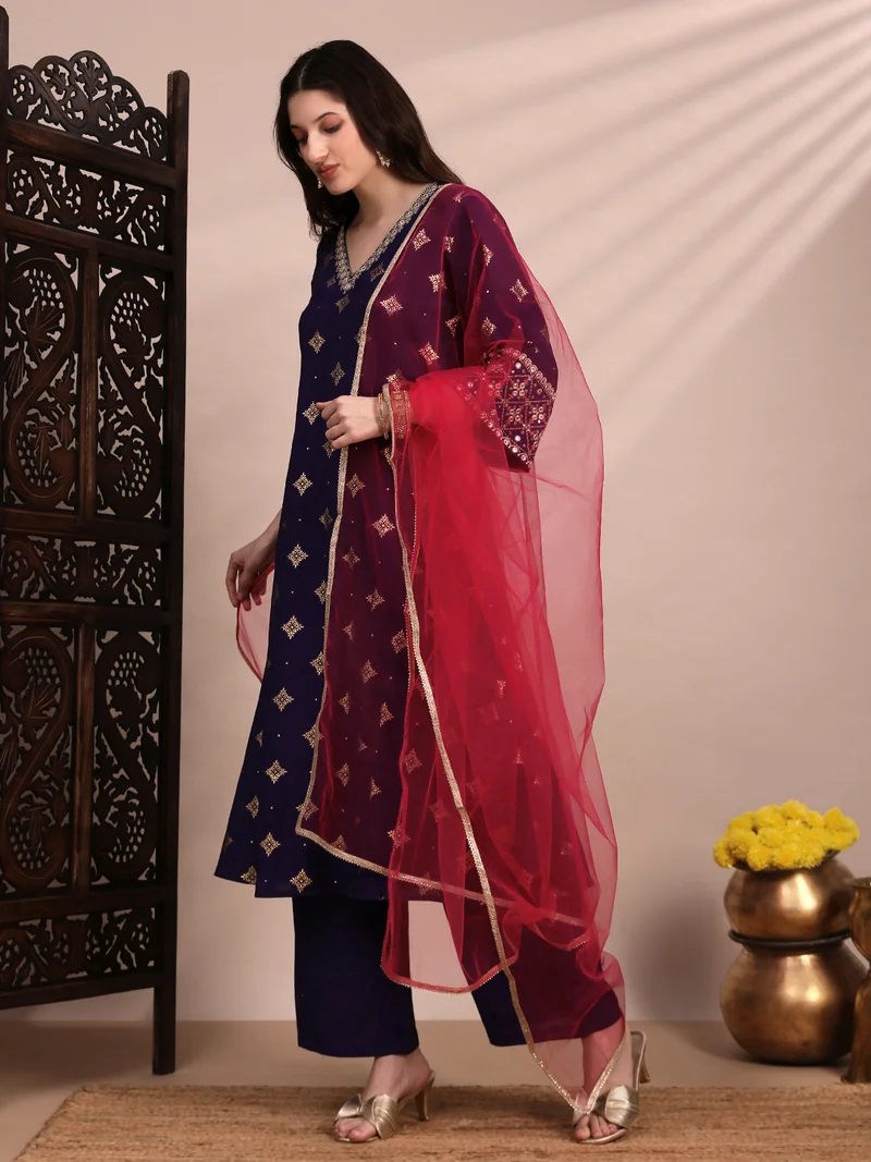 جلو باص طقم نسائي كورتا ببنطلون ودوباتا شبكي بطبعات عرقية بنفسجية وأكمام الجرس وياقة على شكل حرف  وتفاصيل مطرزة بالترتر والزاري من جلوبوس