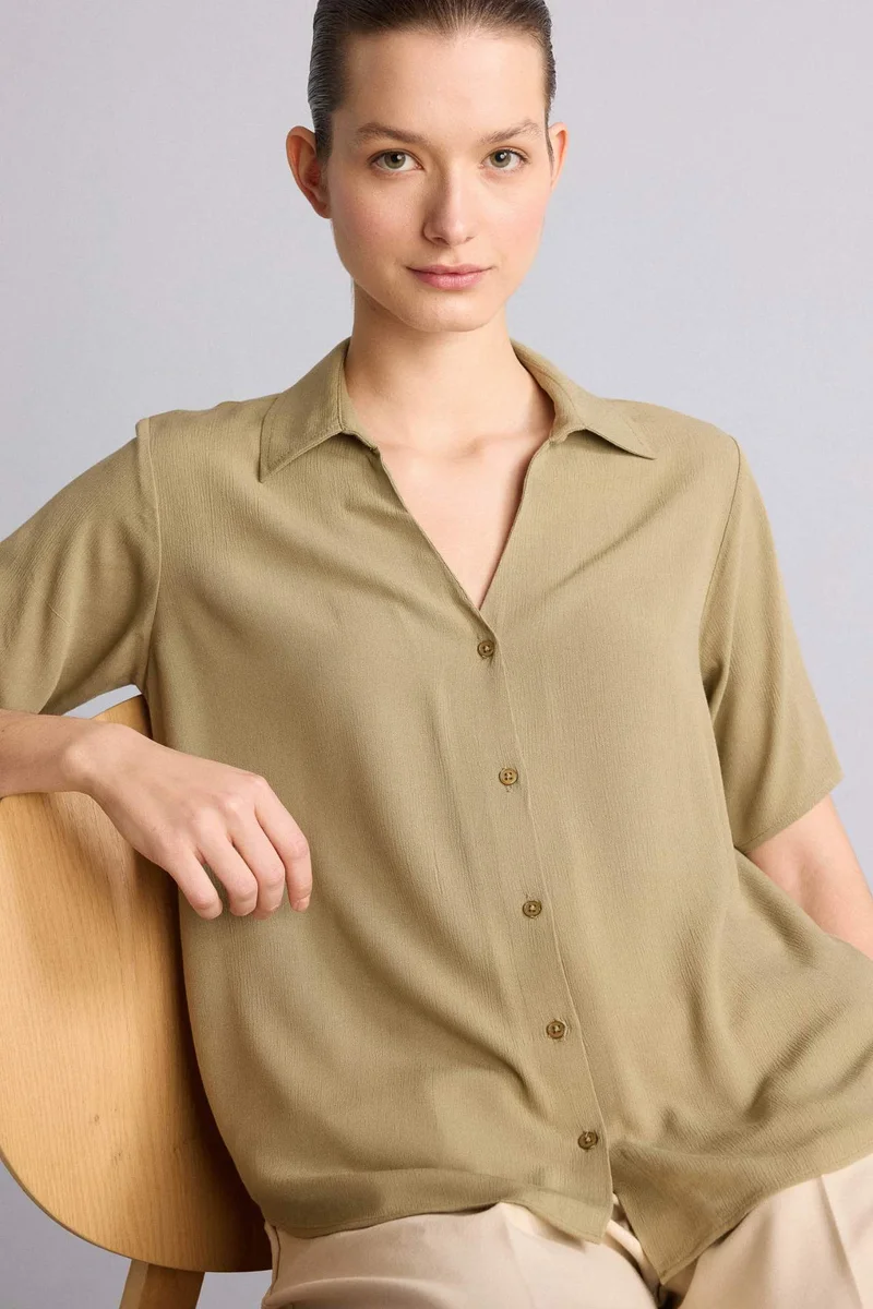 ديفاكتو Regular Fit Flap Collar Crinkle Viscose Short Sleeve Shirt