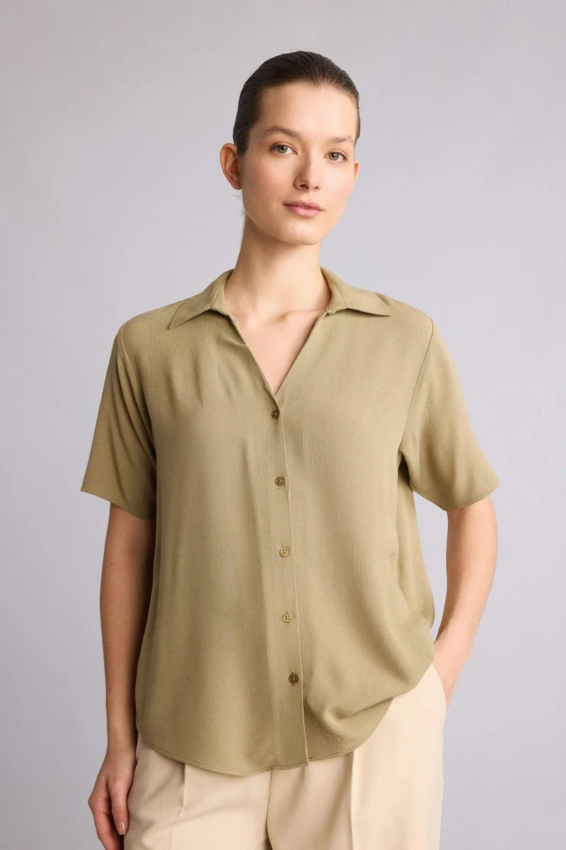 ديفاكتو Regular Fit Flap Collar Crinkle Viscose Short Sleeve Shirt
