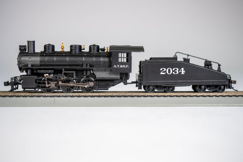Bachmann Trains - USRA 0-6-0 Locomotive with Smoke and Slope Tender - ATSF #2034 - HO Scale - Image 3