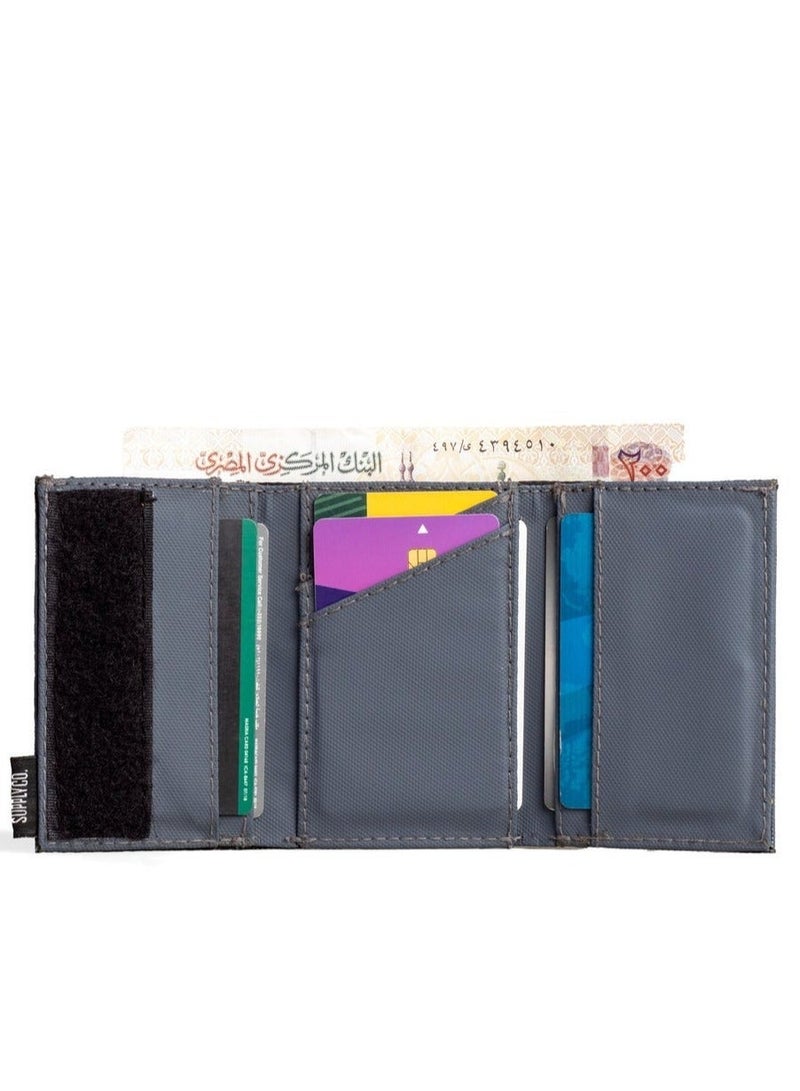 ايه ار سابلاي Ar Tri Wallet من Arij Bags | محفظة قماش مقاوم للمياه، تصميم ثلاثي الطي، 7 جيوب للكروت، جيب للنقود، حماية RFID، تصميم عملي للاستخدام اليومي (رمادي) - Image 2