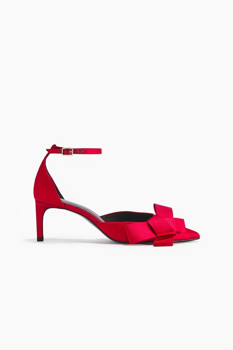 اتش اند ام حذاء كورت من الساتان بتفاصيل فيونكة