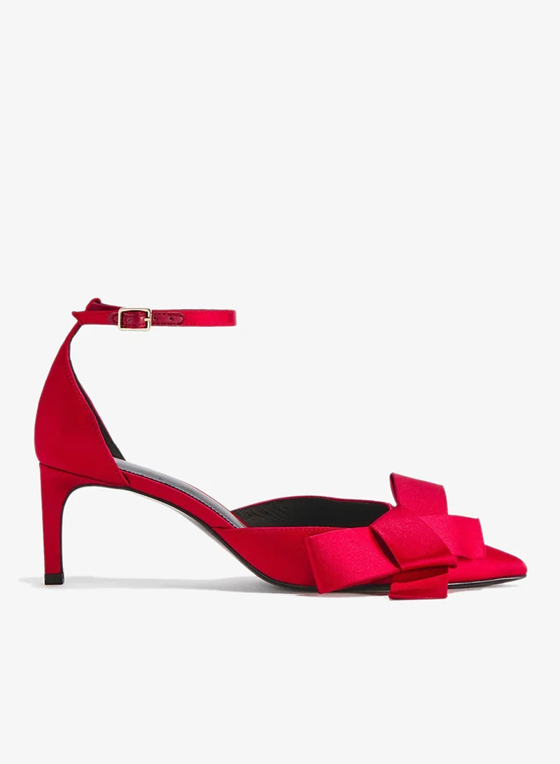 اتش اند ام حذاء كورت من الساتان بتفاصيل فيونكة