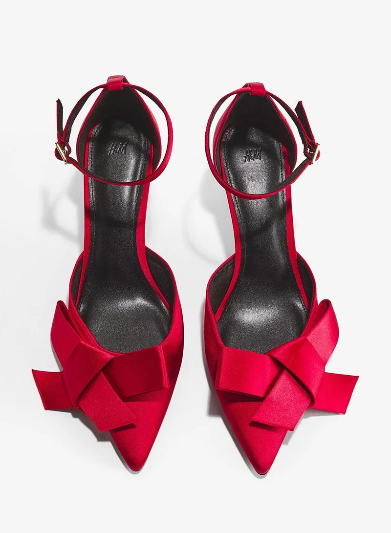 اتش اند ام حذاء كورت من الساتان بتفاصيل فيونكة