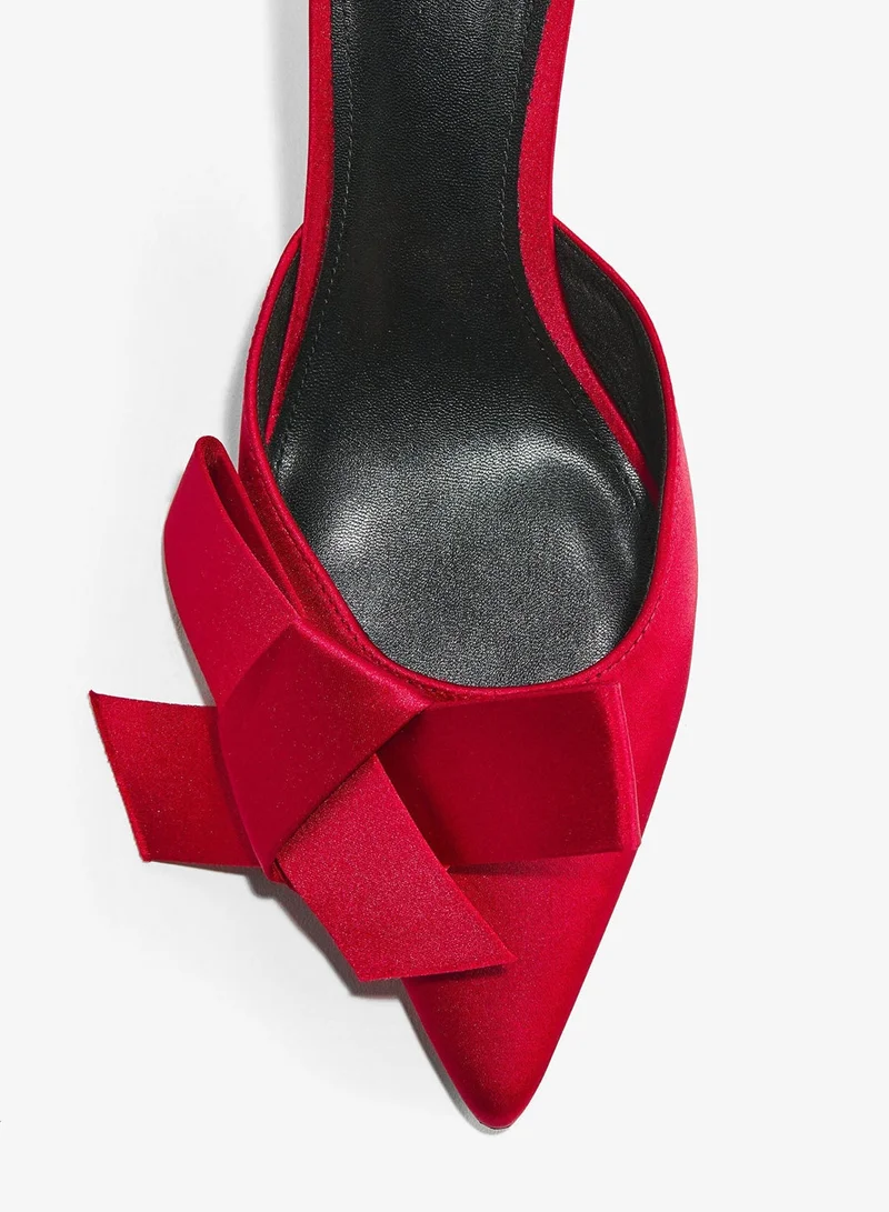 اتش اند ام حذاء كورت من الساتان بتفاصيل فيونكة