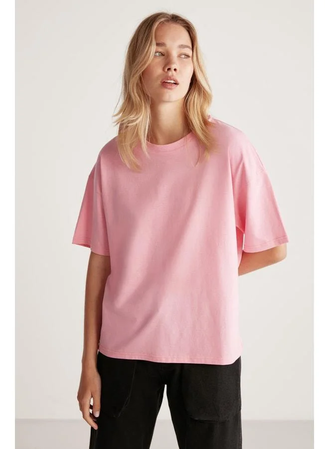 Grimelange Jemmy Women's 100% Organic Cotton Relaxed Fit Slit Round Neck Light Pink T-shirt.