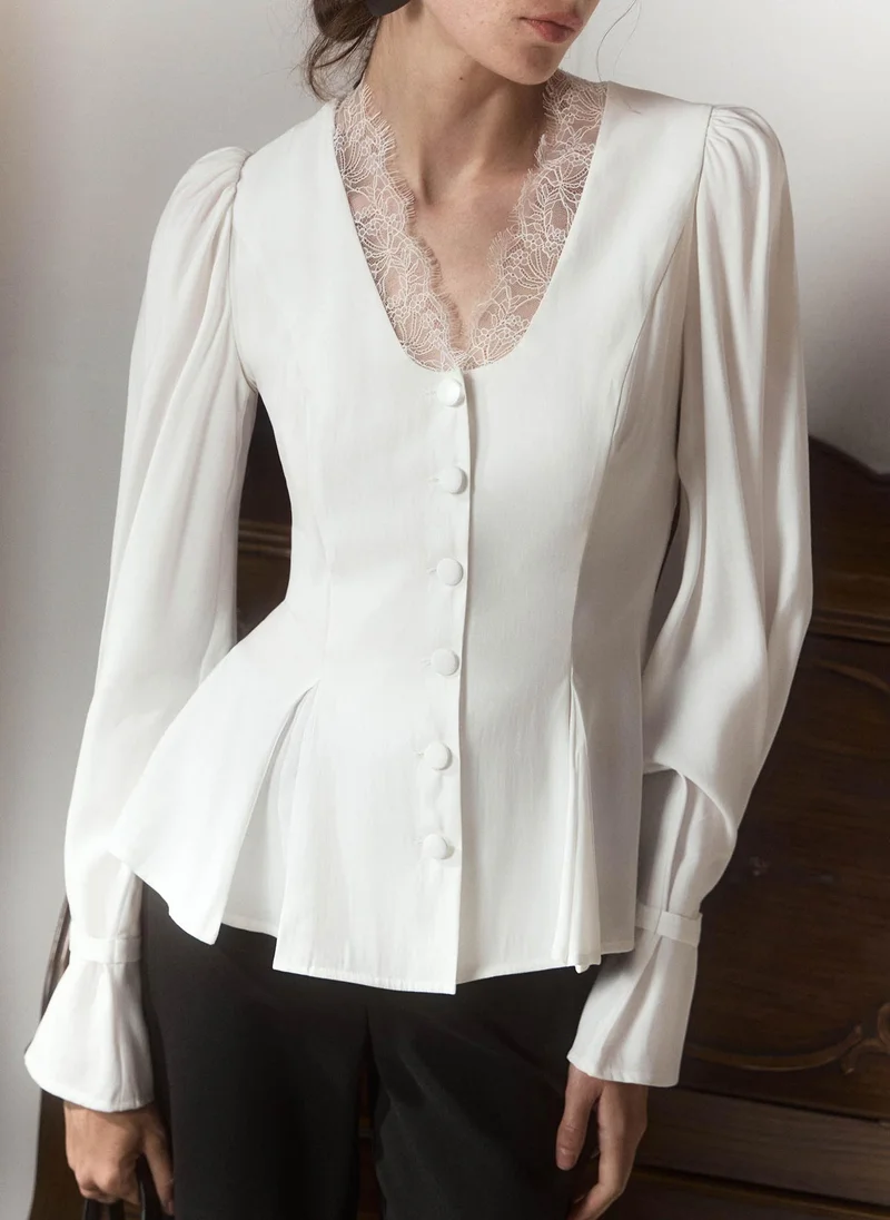 Fitted blouse with voluminous sleeves and lace