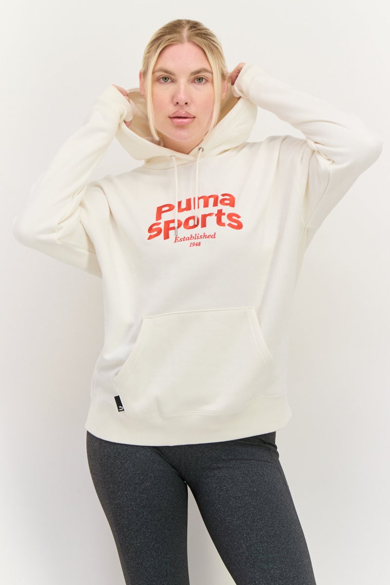 PUMA سويت شيرتات خارجية مطرزة للنساء بقصة مريحة، أبيض فاتح - Image 1