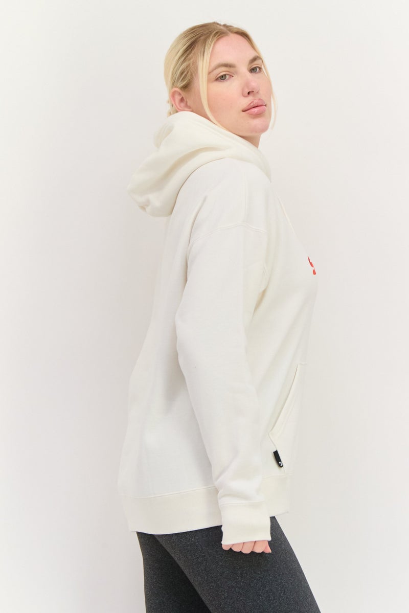 PUMA سويت شيرتات خارجية مطرزة للنساء بقصة مريحة، أبيض فاتح - Image 2