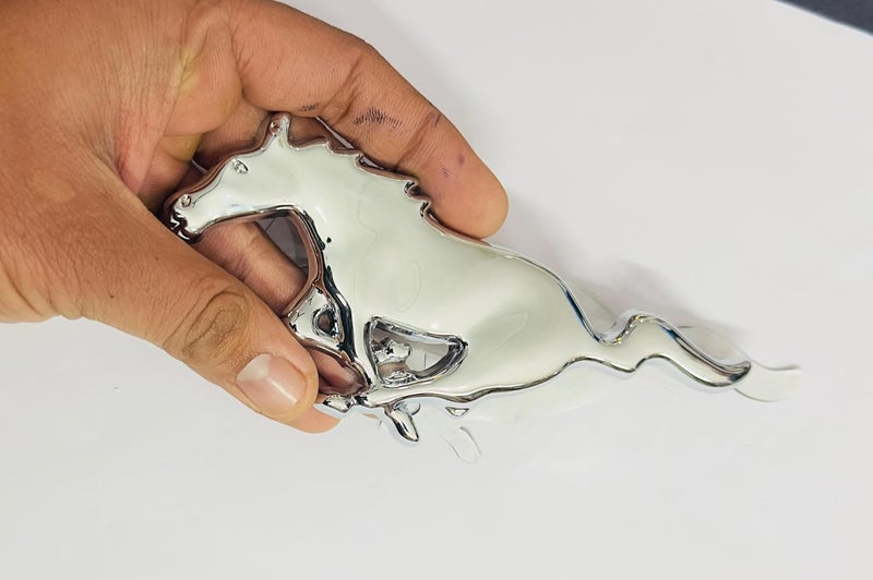 AUTO MT شعار معدني للسيارة والدراجة واللابتوب - شارة ثلاثية الأبعاد لسباق السيارات - ملصق رياضي عالمي - ملصق جولة كبيرة (معدن كروم، شعار حصان)  - Image 3