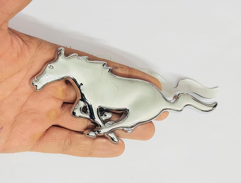 AUTO MT شعار معدني للسيارة والدراجة واللابتوب - شارة ثلاثية الأبعاد لسباق السيارات - ملصق رياضي عالمي - ملصق جولة كبيرة (معدن كروم، شعار حصان)  - Image 1