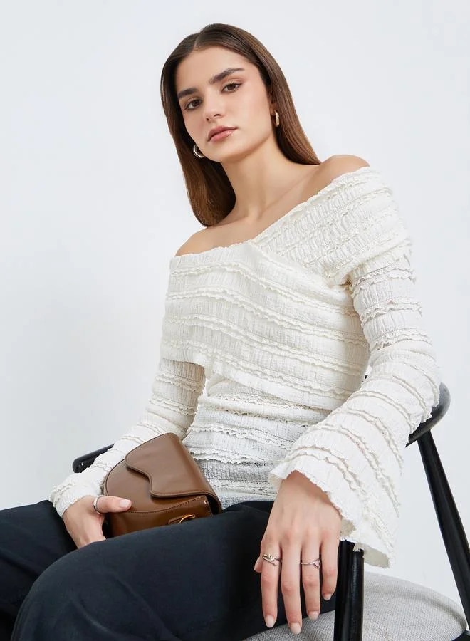 ستايلي بلوزة بتفاصيل بارزة الملمس وأكتاف مكشوفة