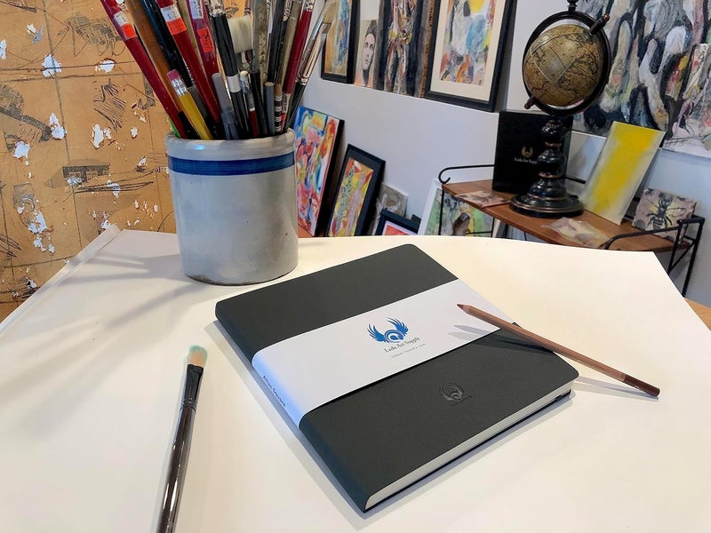 Leda Art Supply دفتر رسم مربع الشكل، 8.3 × 8.3 بوصة، دفتر رسم مرن مسطح للفنانين، مثالي للحبر، الألوان المائية، الأقلام، الرصاص، 160 صفحة مقاومة للتمزق، الحجم: مربع متوسط - Image 2