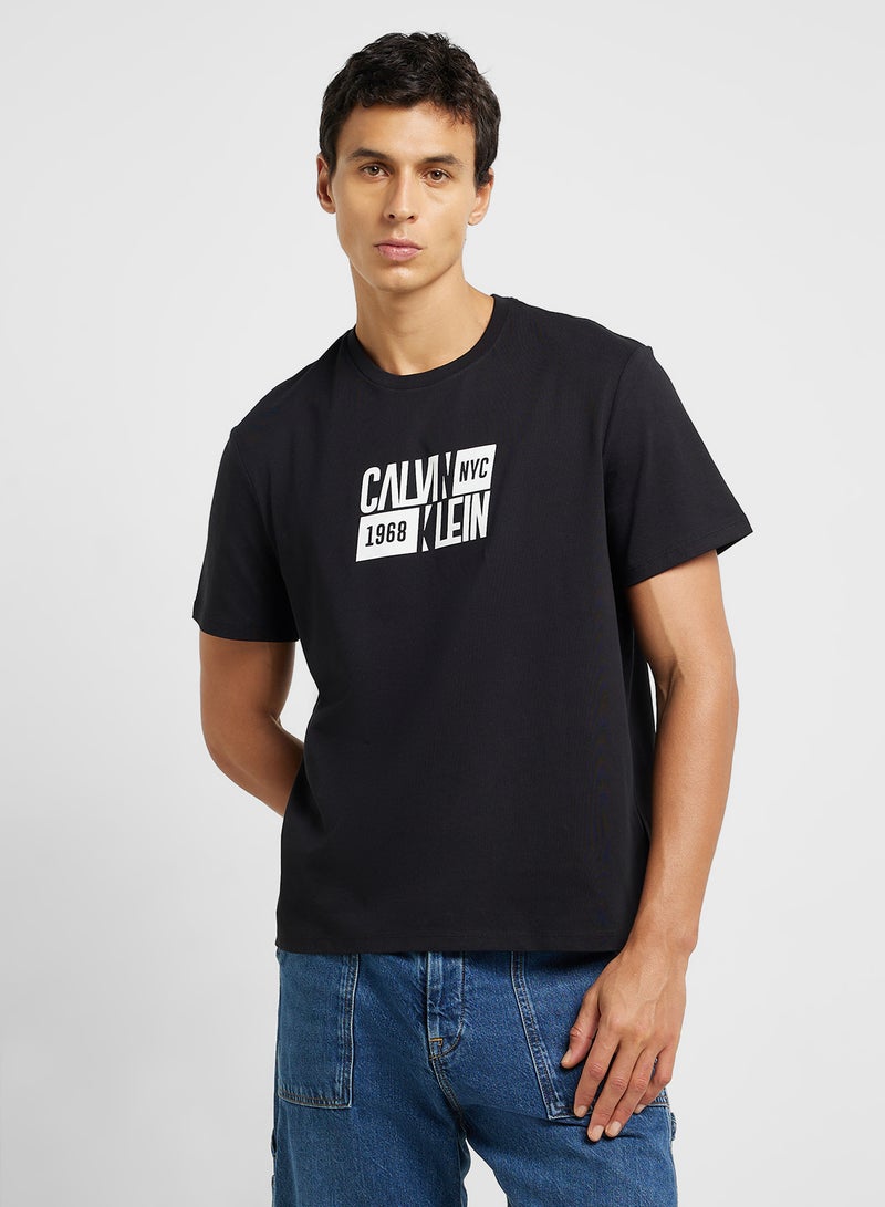 كالفن كلاين جينز تيشيرت بياقة دائرية برسومات - Image 1