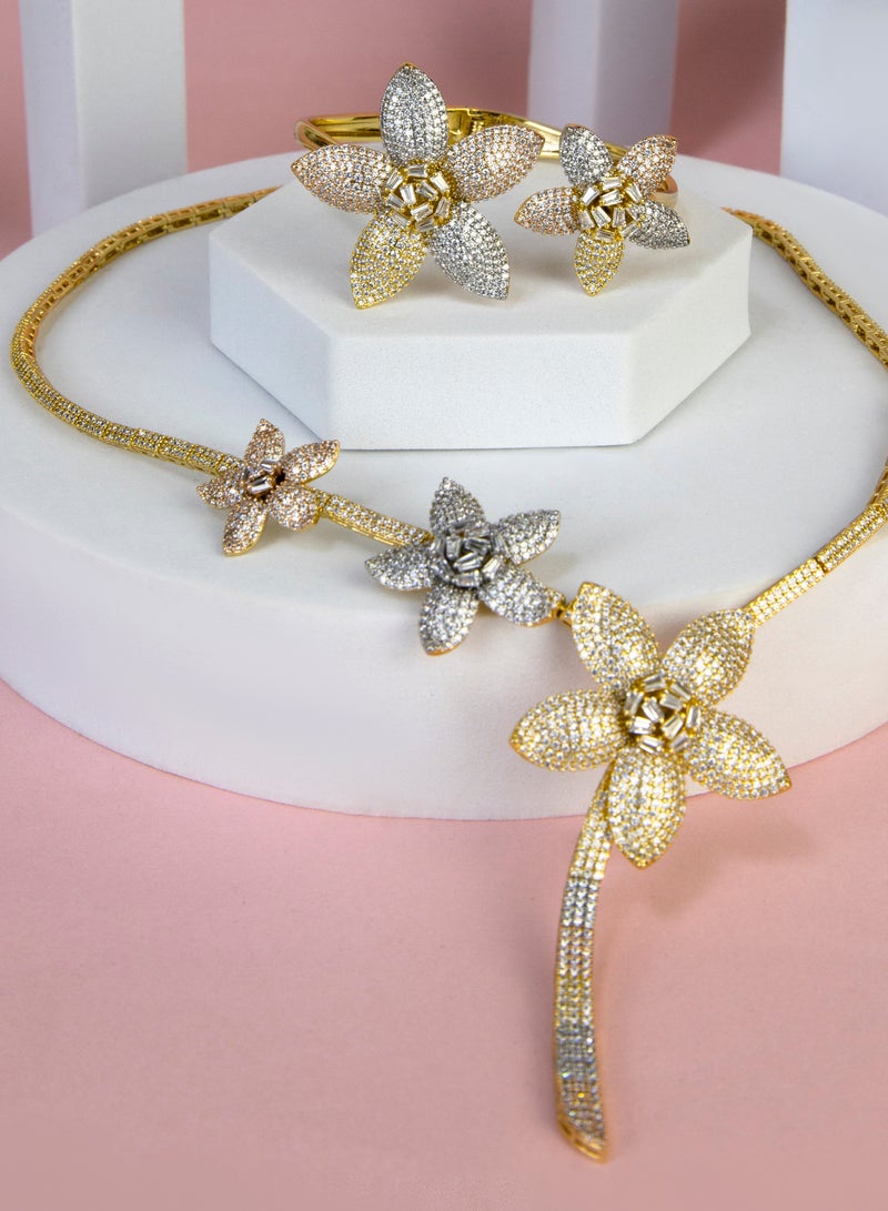 إكسسوارات آر. سي. إي طقم مجوهرات من الزركونيا بتصميم زهرة ساحرة للنساء مناسب إكسسوارات الزفاف يضم أربع قطع - طوق - حلق - خاتم و ارسوارة - Image 3