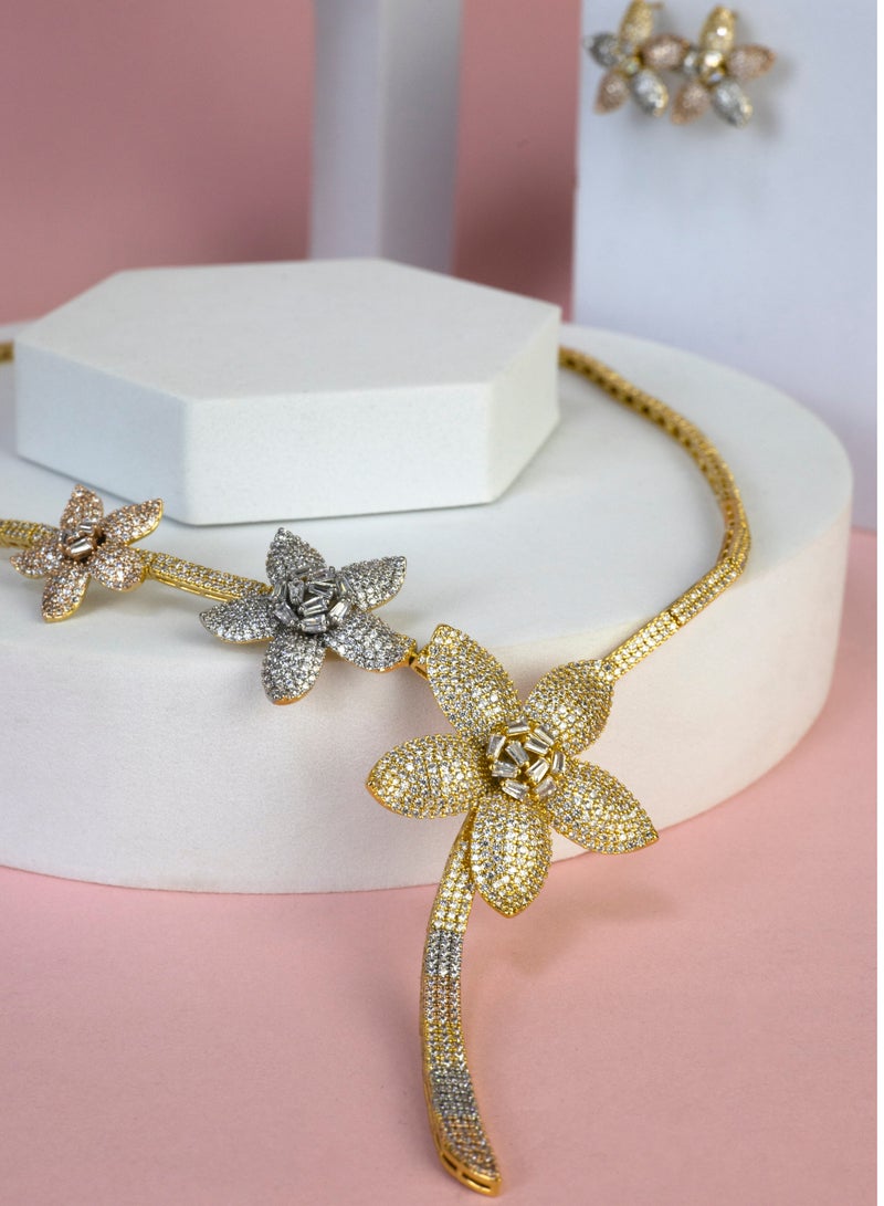 إكسسوارات آر. سي. إي طقم مجوهرات من الزركونيا بتصميم زهرة ساحرة للنساء مناسب إكسسوارات الزفاف يضم أربع قطع - طوق - حلق - خاتم و ارسوارة - Image 2