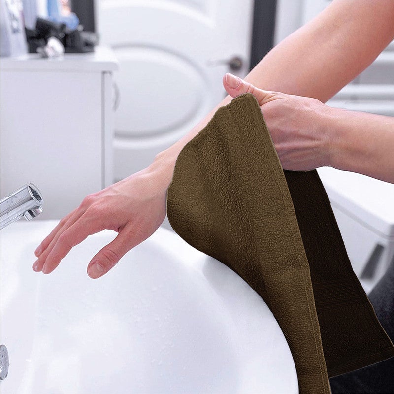 Rest مجموعة من 4 مناشف يد بني خشبي قطن 40x70 سم ، 16x28 بوصة ، 16x28 بوصة مناشف صالون خفيفة الوزن سريعة الجفاف للتصفيف والسبا والمنزل وغرفة النوم وصالة الألعاب الرياضية مع أقصى امتصاص - Image 5