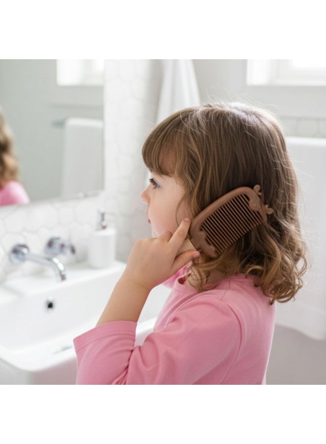 مشط شعر للأطفال بتصميم كرتوني جذاب على شكل حيوان لطيف، مشط شعر مقاوم للكسر من البلاستيك عالي الجودة، أسنان مستديرة لطيفة على فروة الرأس، مناسب لجميع أنواع الشعر الناعم والمجعد والطويل والقصير، سلسلة أمشاط شعر أنيقة للأطفال مع قبضة مريحة، تصميم آمن للتدليك اليومي وفك تشابك الشعر بدون ألم، خفيف الوزن وسهل الاستخدام والتخزين مع فتحة قلب للتعليق، مثالي للعناية الشخصية اليومية بالشعر للأطفال والبنات والرضع، مناسب للاستخدام المنزلي والمدرسي والسفر، مقاوم للحرارة المعتدلة وغير مسبب للأذى، يوفر عناية شاملة للشعر وفروة الرأس ويعزز صحة الشعر ويمنح ملمس ناعم ولامع. - Image 2