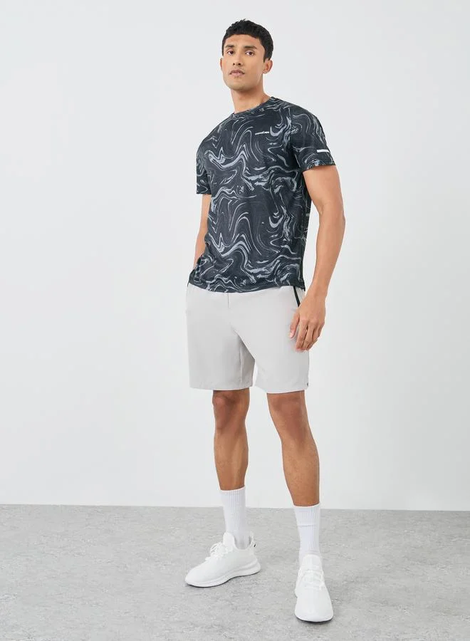 ستايلي اكتيف تيشيرت بشعار على الصدر بطبعة رخامية بقصة عادية