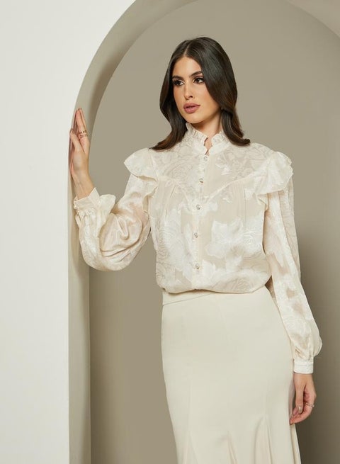 بلوزة جاكار بالياقة المنتفخة وتفاصيل الكشكشة