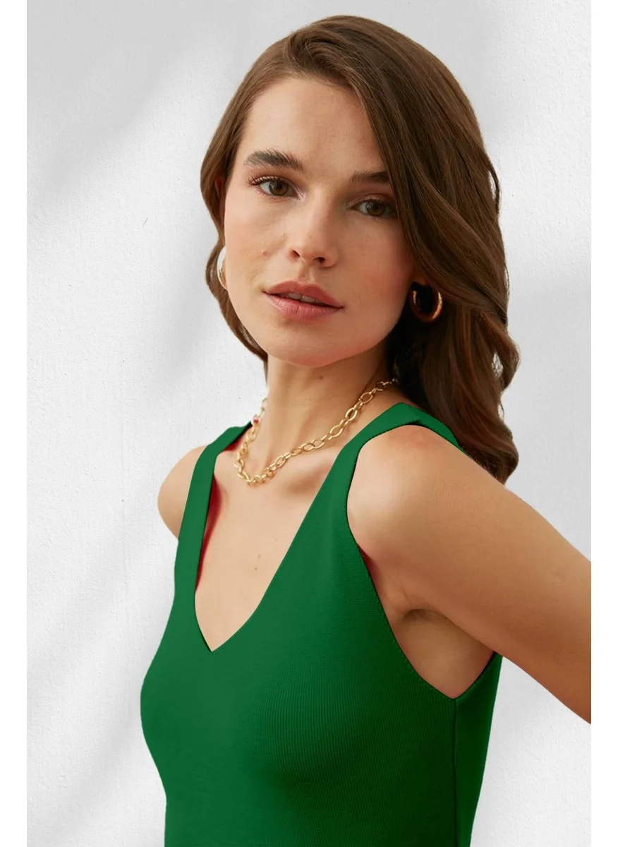 Tena Women's Green Front Back V-Neck Undershirt