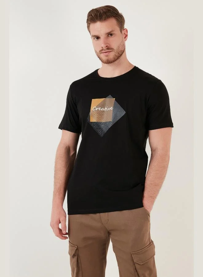 بوراتي تيشيرت رجالي قطن % بقصة ضيقة وياقة دائرية وطبعة بوراتي