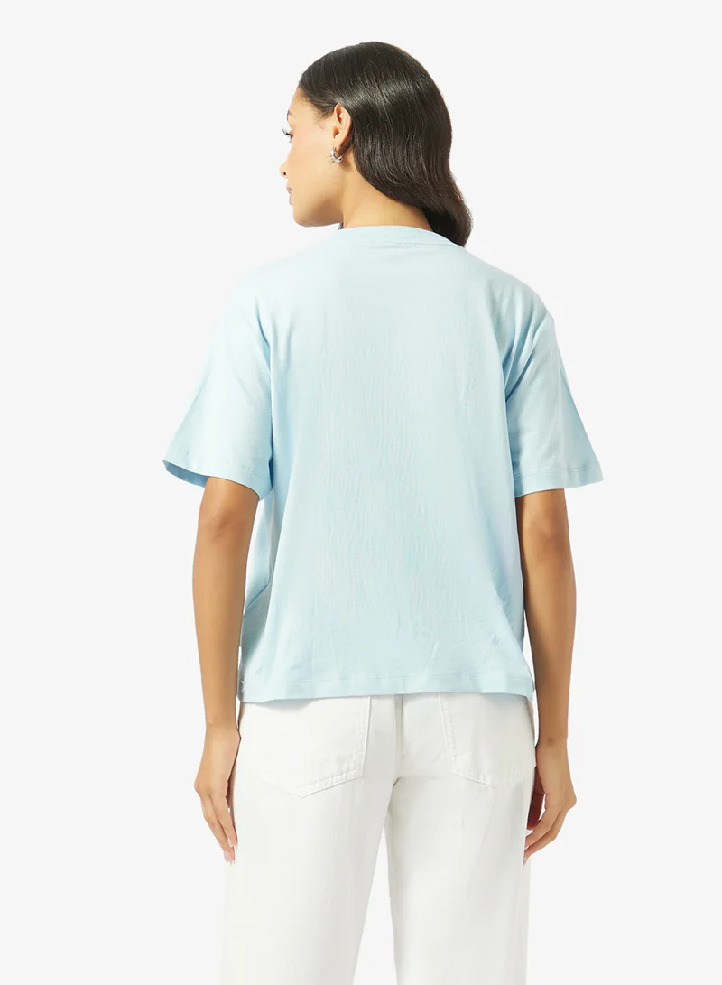 جيس جينز تي شيرت بأكمام قصيرة وياقة دائرية