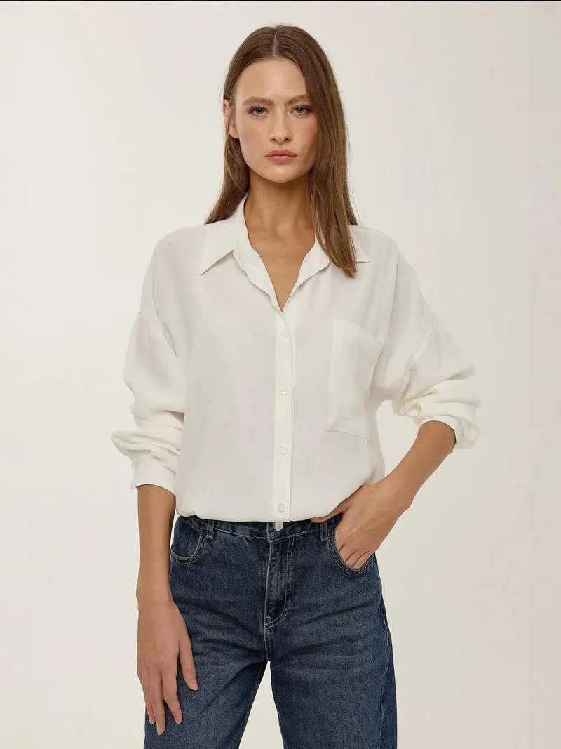 زوبعة قميص أبيض فضفاض