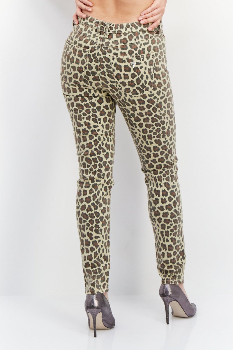 GUESS سروال ضيق بنمط حيواني للنساء، مزيج بيج - Image 3