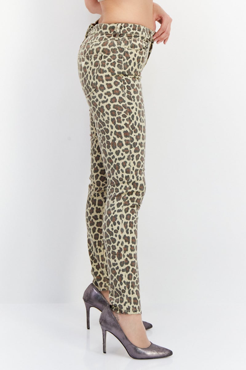 GUESS سروال ضيق بنمط حيواني للنساء، مزيج بيج - Image 2